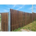 Облицовка каркаса забора планкеном из древесины сибирской лиственницы 2000х90х20мм. с покрытием восковой лазурью цвет ‘орех’