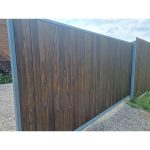 Облицовка каркаса забора планкеном из древесины сибирской лиственницы 2000х90х20мм. с покрытием восковой лазурью цвет ‘орех’